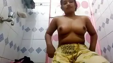 Desi bathroom striptease video