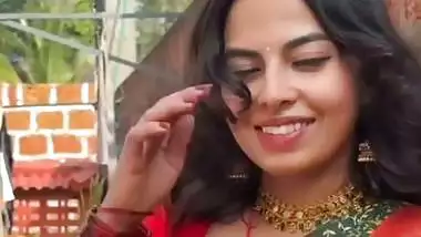 Cute Indian lady showing boobs on viral video call
