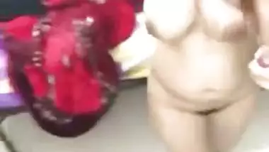 Hot desi girl records nude selfie