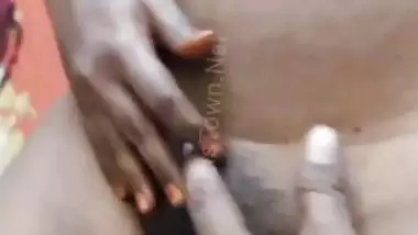 Mature Tamil wife kissing and naked body showing MMS