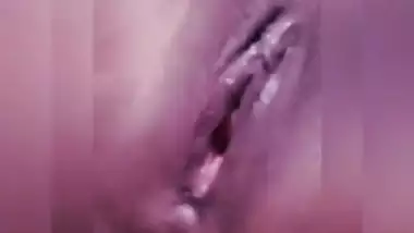 Sexy Bengali hottie Rajni showing her pussy juice