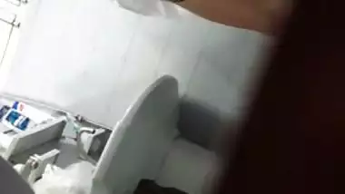 Hairy pussy sister bathing naked caught by brother