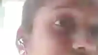 Slim married Tamil wife sharp boobs showing viral MMS