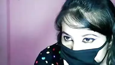 Indian chubby babe enjoy touching herself.