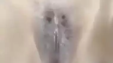 Bhabhi in pink bra goes nude in Bengali viral fingering