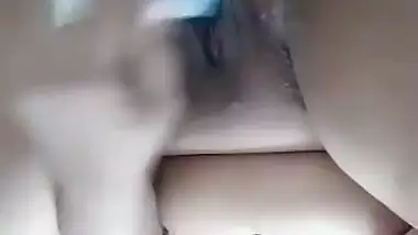 Busty Lahore babe masturbates with a toothpaste pouch