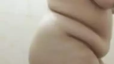 Malayali aunty bathing nude showing pussy