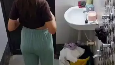 Neighbor girl boobs show before bathing viral MMS