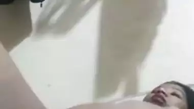 Chubby and dusky desi girl nude video making viral MMS