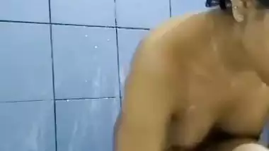 Delhi college girl – Anaya nude bathing solo X