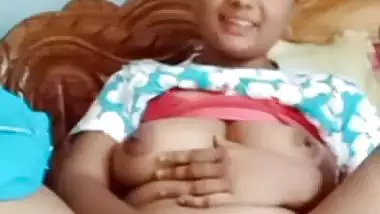 Chubby bhabhi fingering cunt in horny mood viral MMS