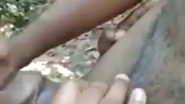 Desi lady sucks her lover’s dick outdoors on the farm